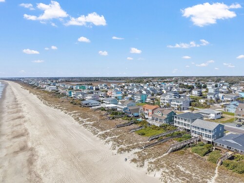  4-bedroom house in Holden Beach with Beach Access directly across the street!