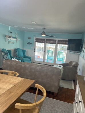 Living area -  4-bedroom house in Holden Beach with Beach Access directly across the street! (Holden Beach)