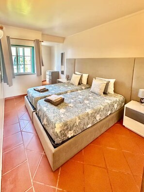 3 chambres, fer et planche à repasser, Wi-Fi gratuit, draps fournis