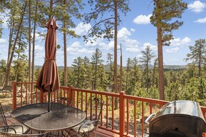 Outdoor dining - Hilltop Log Cabin Retreat with Hot Tub & Direct Trail Access Near Lead (Lead)