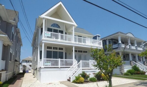 Exterior - Coastal living from this spacious 4-bedroom, easy walk to sand and surf (Ocean City)