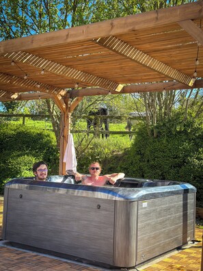 Outdoor spa tub - Gite in a farmhouse with terrace and jacuzzi (Thiembronne)