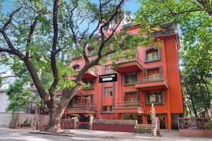 Un edificio rojo con balcones y un letrero que dice 'Townhouse Oak'.