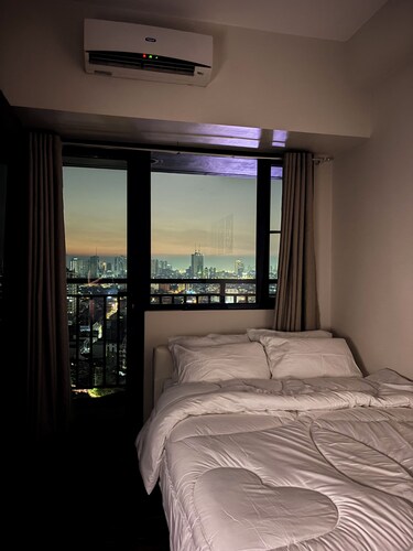 19F Stylish 1BR Air Residences | Balcony, WiFi, Netflix, City View +24/7 secure!