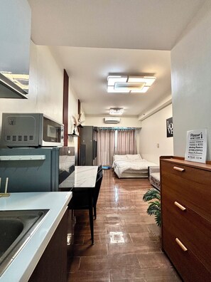 1 habitación, tabla de planchar con plancha, wifi gratis y ropa de cama 
