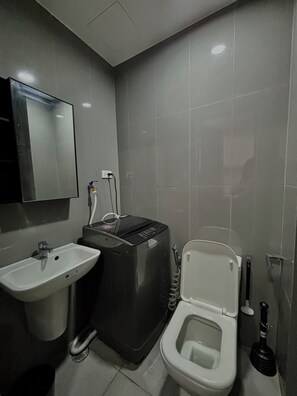 Secador de cabelo, toalhas de banho, sabonete, shampoo