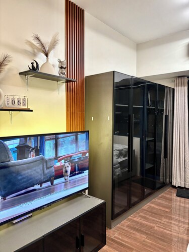 19F Stylish 1BR Air Residences | Balcony, WiFi, Netflix, City View +24/7 secure!
