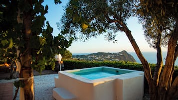 Quarto design, vista para o mar | Hidromassagem externa