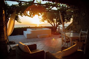Design Room, Sea View | Outdoor dining