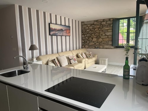 Perfect getaway in a typical Asturian house with sea views, garden and parking.