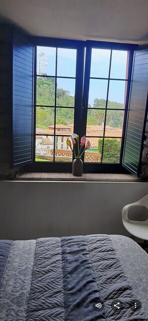 2 bedrooms, iron/ironing board, internet, bed sheets - Perfect getaway in a typical Asturian house with sea views, garden and parking. (Lastres)