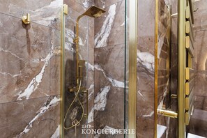 Shower, hair dryer, towels, shampoo - Appartement design avec Terasse et climatisation (Paris)