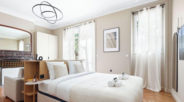 Desk, iron/ironing board, WiFi, bed sheets - Prestige Haussmannien avec climatisation à Paris (Paris)