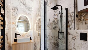 Shower, hair dryer, towels, shampoo - Prestige Haussmannien avec climatisation à Paris (Paris)