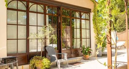 4-person air-conditioned family suite with panoramic terrace in the heart of the Luberon