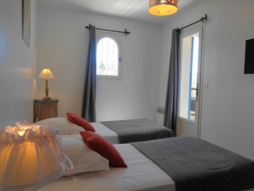 4-person air-conditioned family suite with panoramic terrace in the heart of the Luberon