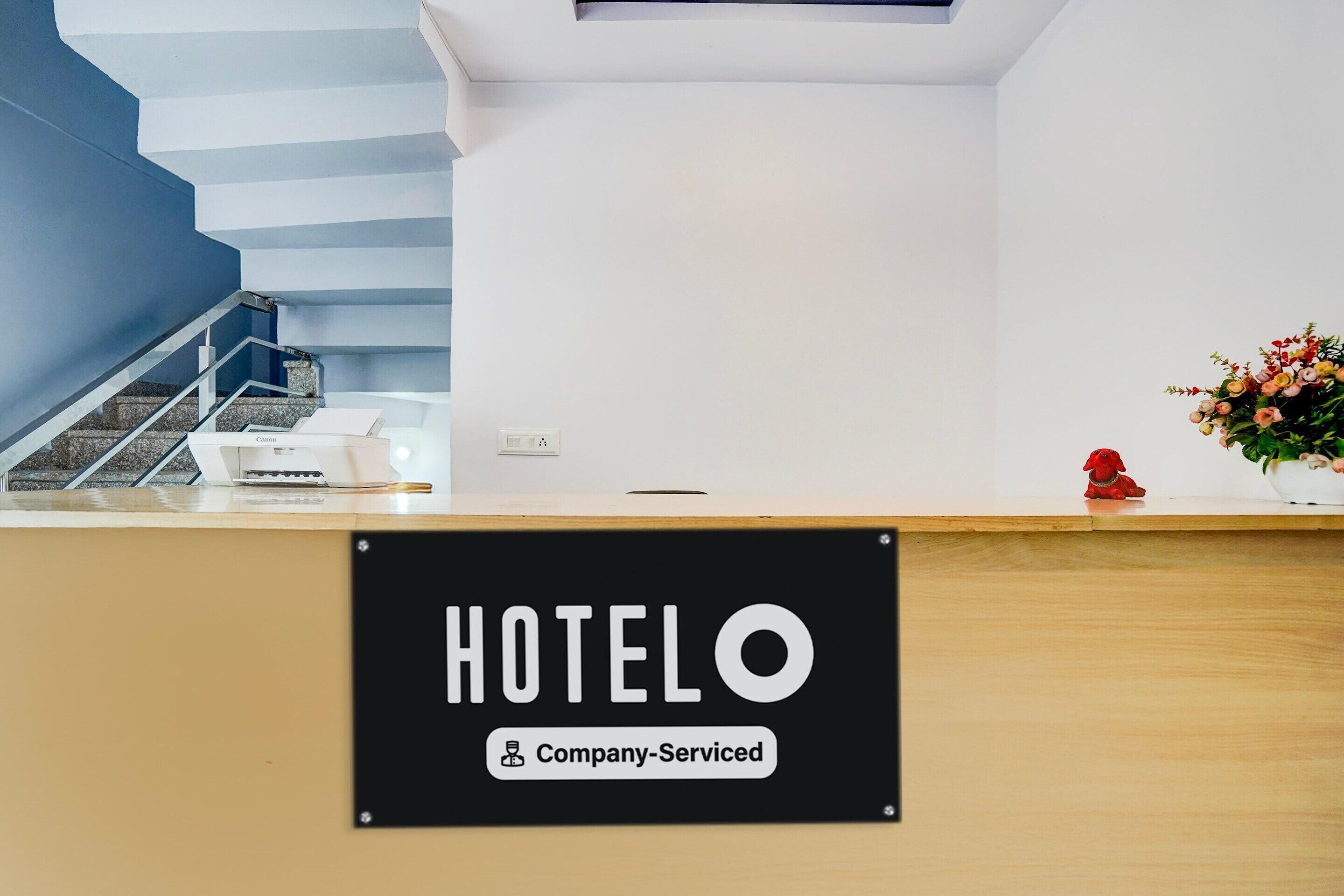 Ein Hotelrezeptionstresen mit einem Schild, das anzeigt, dass er betrieblich genutzt wird.