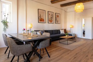 Dining - 120 m² loft with water view in the warehouse district (Hamburg)