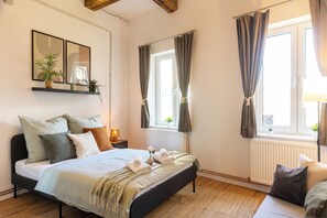 3 habitaciones, tabla de planchar con plancha, wifi y ropa de cama 
