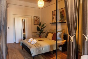 3 habitaciones, tabla de planchar con plancha, wifi y ropa de cama 