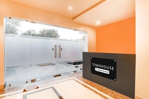 Hus | Reception