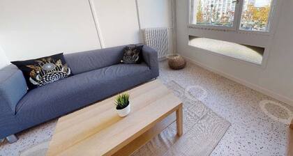 Private Room in a Shared Flat - Lyon 8 e