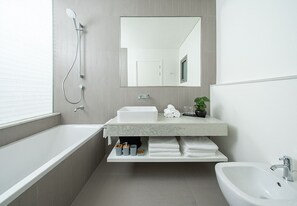 Bruser, hårtørrer, bidet, håndklæder