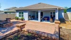 A residential house with a patio, outdoor seating, and a barbecue area. - Nature, Disney & More! Family Home in Groveland (Clermont)