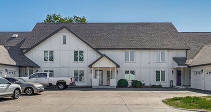 Explore Lincoln! Pet-friendly Retreat w/ Patio