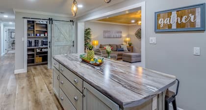 Covered Patio, Fire Pit & Grills: Olmstead Getaway