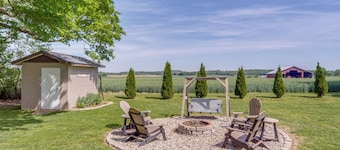 Covered Patio, Fire Pit & Grills: Olmstead Getaway