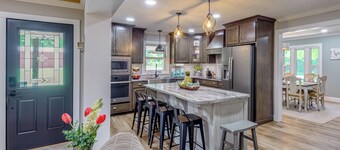 Covered Patio, Fire Pit & Grills: Olmstead Getaway