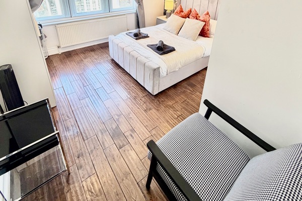 2 habitaciones, tabla de planchar con plancha y cuna de viaje