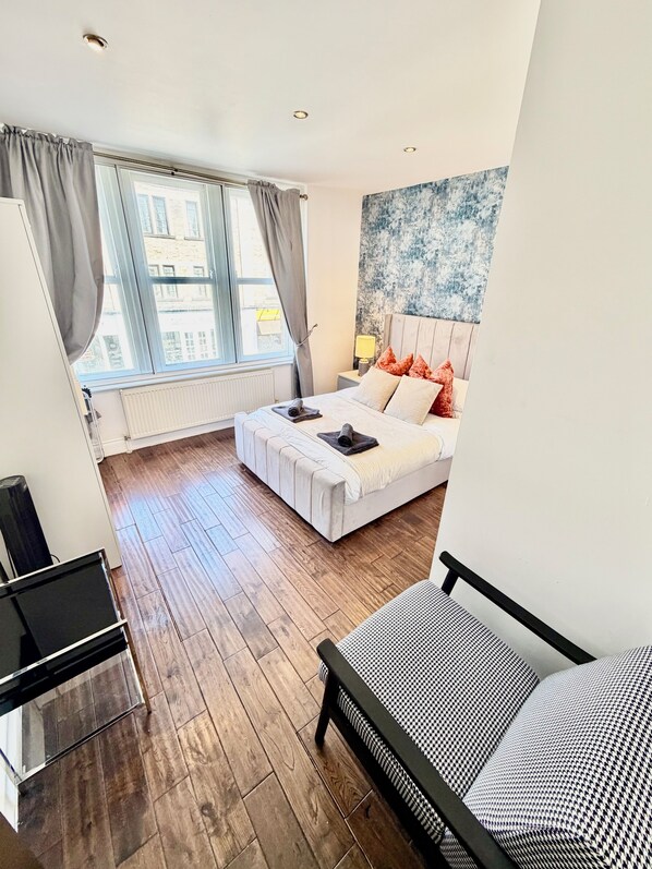 2 slaapkamers, een strijkplank/strijkijzer, reisbedje, gratis wifi