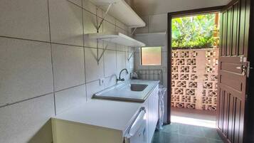 Suite superior, balcón, vista a la alberca | Cocina privada