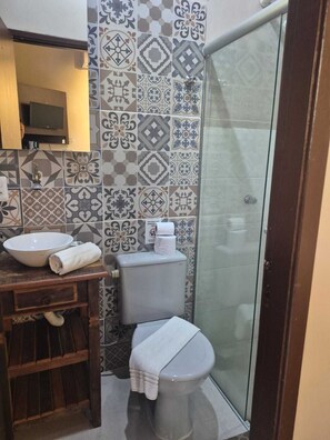 Apartemen Keluarga, balkon, pemandangan kolam renang | Kamar mandi
