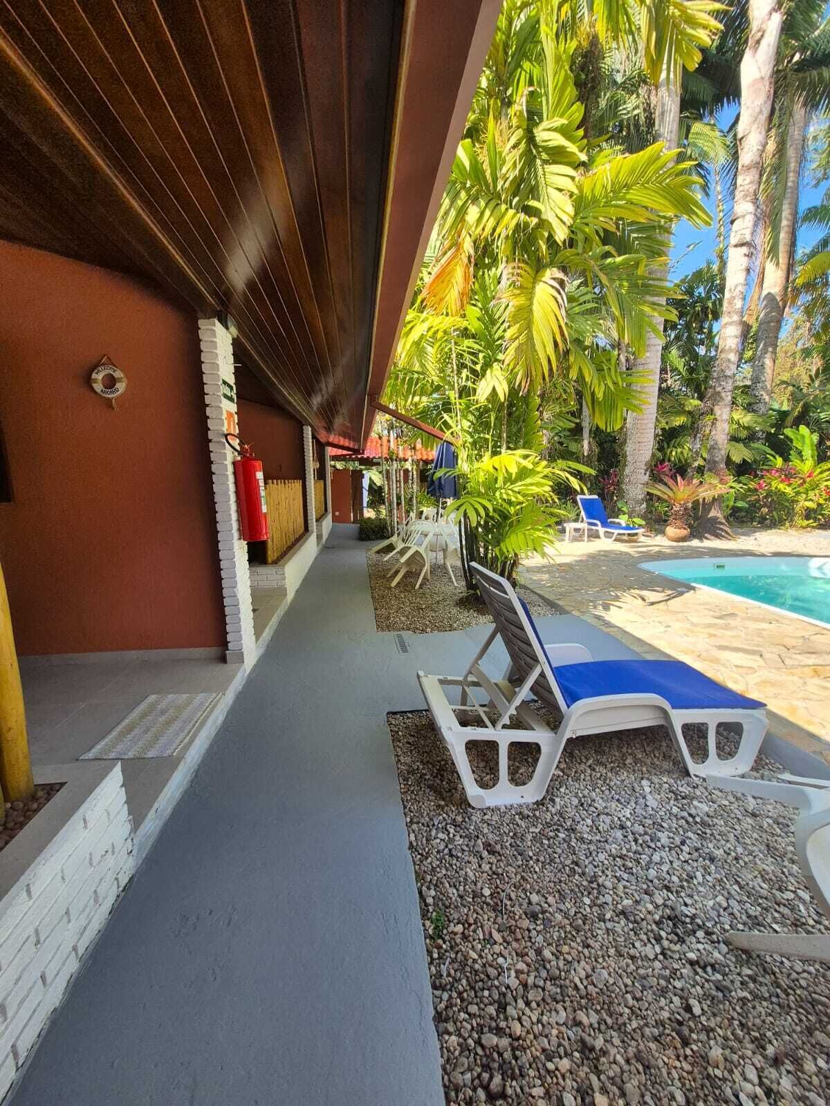 Habitación triple, balcón, vista a la alberca | Terraza o patio