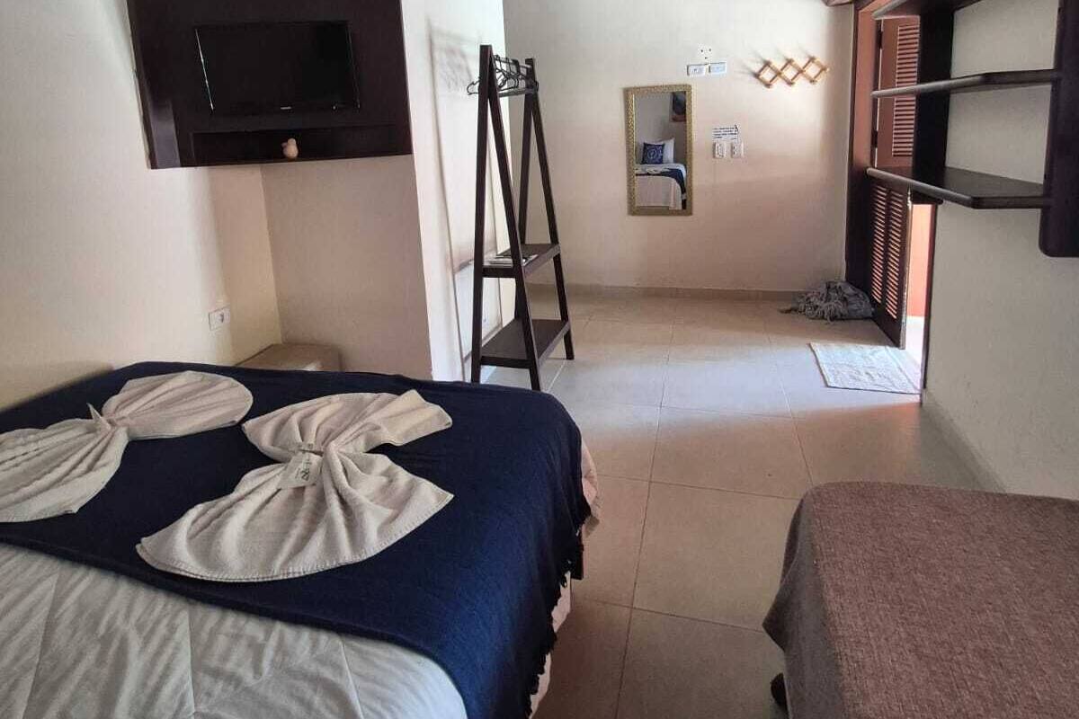 Quarto triplo, sacada, vista para a piscina | Wi-Fi de cortesia