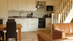 Private kitchen - Charming Stone Cottage, Perfect for Country Walks or Cycling….Very Dog Friendly! (Martock)