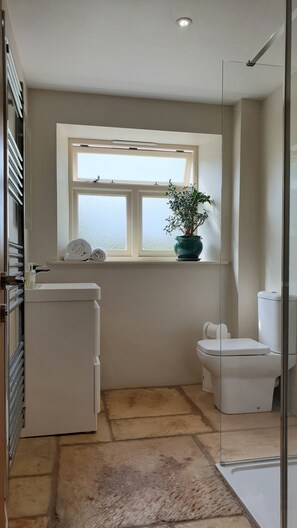 Bathroom - Charming Stone Cottage, Perfect for Country Walks or Cycling….Very Dog Friendly! (Martock)