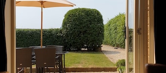 Charming Stone Cottage, Perfect for Country Walks or Cycling….Very Dog Friendly!