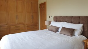 Room - Charming Stone Cottage, Perfect for Country Walks or Cycling….Very Dog Friendly! (Martock)