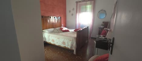 Caja de seguridad en la habitación y tabla de planchar con plancha