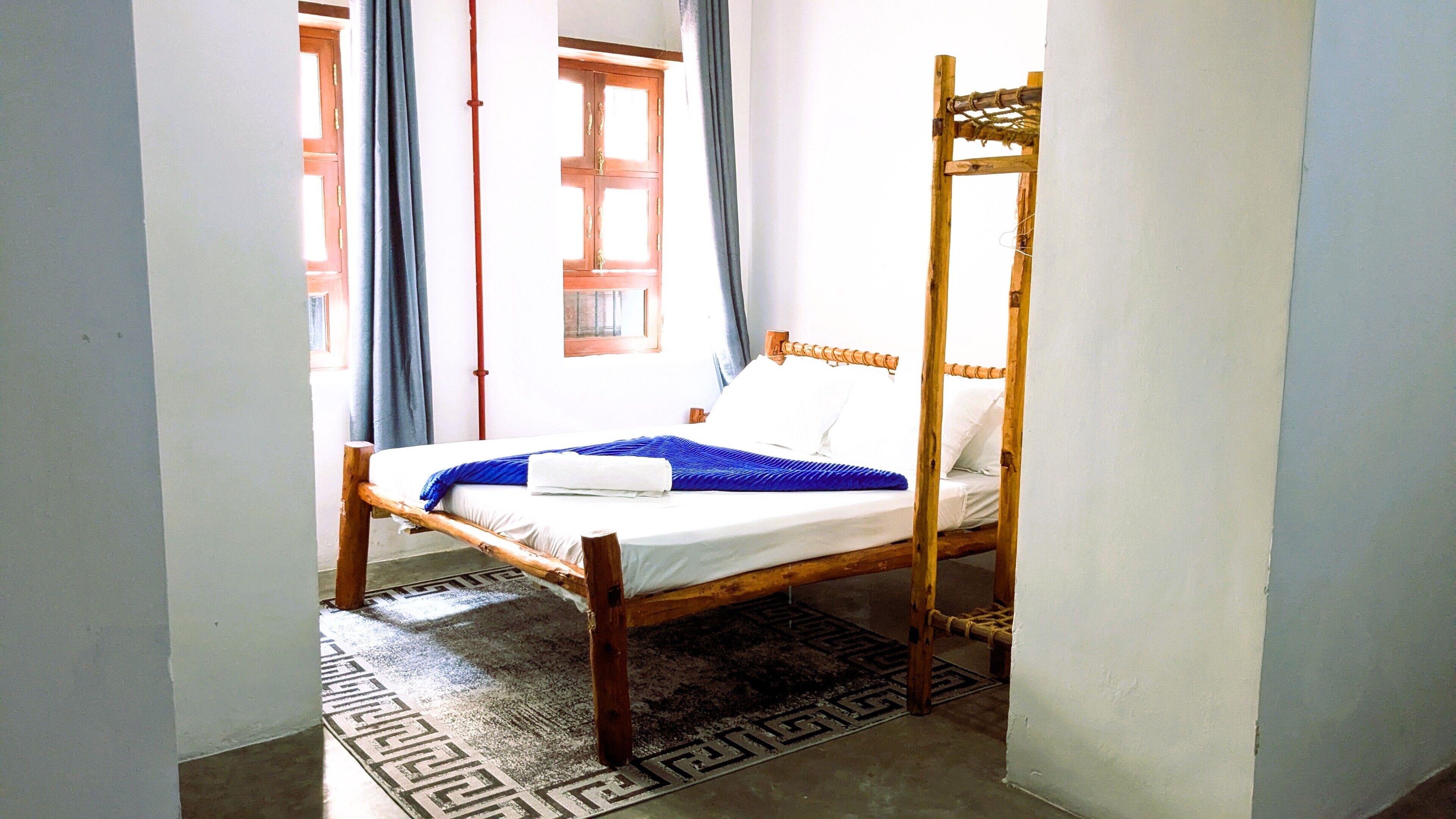 1 habitación, tabla de planchar con plancha y cuna de viaje 