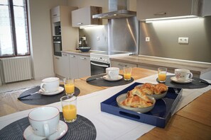 Private kitchen - Gîte Saint Sauveur en Puisyae (Leugny)