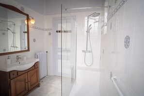 Shower, hair dryer, bidet, towels - Gîte Saint Sauveur en Puisyae (Leugny)