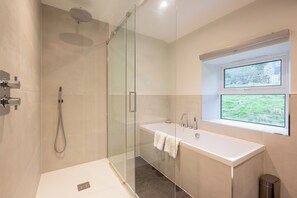 Hair dryer, towels, soap, toilet paper - Spacious Dales cottage with stunning views (Richmond)
