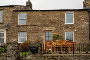 Terrace/patio - Spacious Dales cottage with stunning views (Richmond)