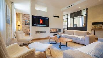 TV, fireplace