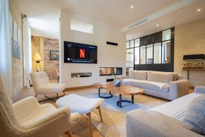 TV, fireplace